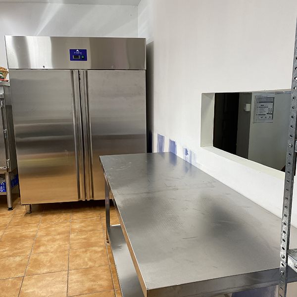 Armoire réfrigérée positive 1400 Litres et table inox Armoire réfrigérée positive 1400 Litres et table inox