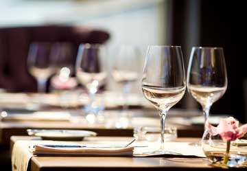 El mobilario necesario para crear su espacio restauración en su tienda