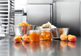 Una mesa profesional de acero inoxidable para disfrutar de un espacio de trabajo eficiente y optimizado